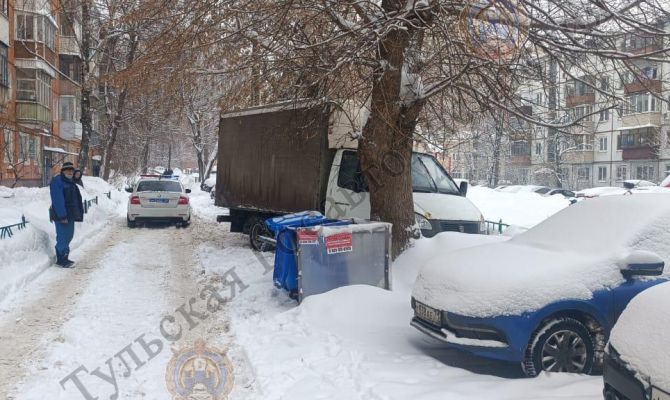 В тульском дворе водитель "ГАЗа" при маневре сбил пожилую женщину