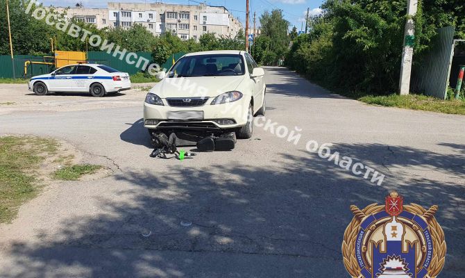 В Туле 13-летний подросток на электроскутере попал под колеса автомобиля