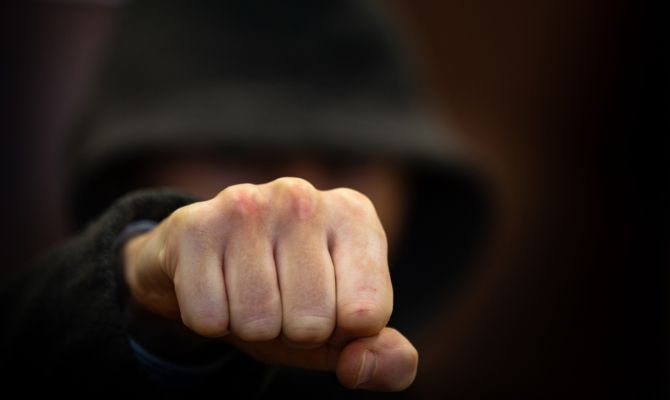 Под Узловой пьяный мужчина попытался до смерти избить жену и 7-летнюю падчерицу