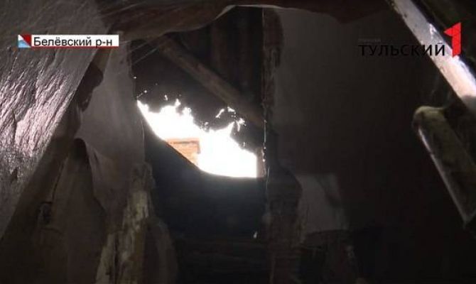 Жители Белева пять лет живут в доме, у которого нет крыши. РЕПОРТАЖ