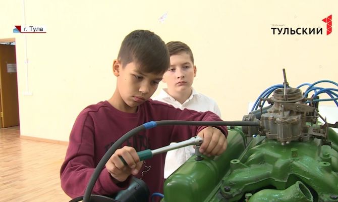 В Туле юные механики вернули к жизни двигатель от иномарки 60-летней давности