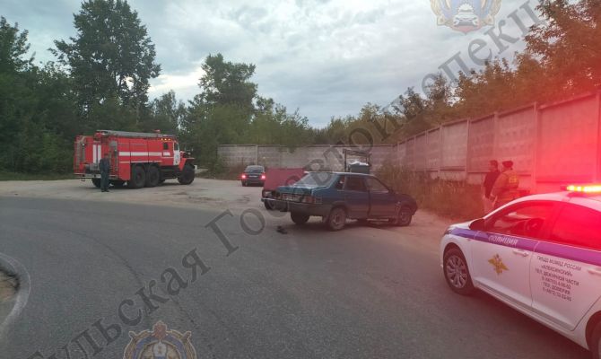 В Алексине водитель «ВАЗ-21099» выехал на встречную и врезался в «ВАЗ-21074»