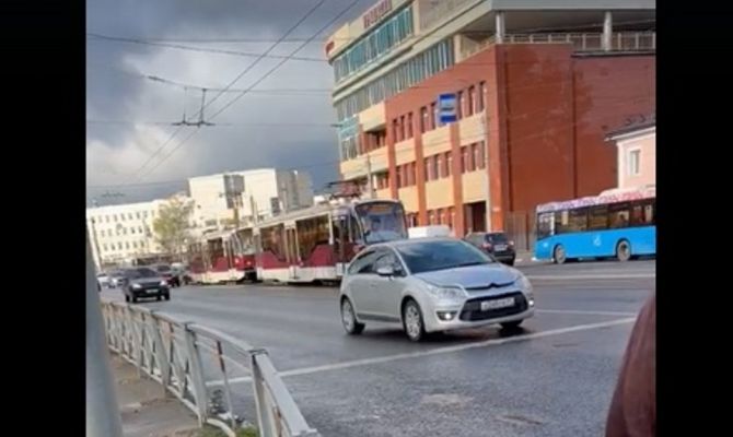 Утром 8 сентября на улице Советской в Туле встал трамвай и столкнулись две легковушки
