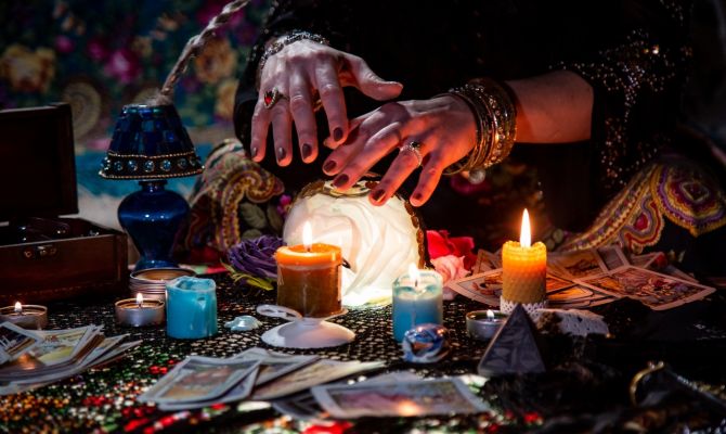 Историк астрономии объяснил, почему люди верят гадалкам и астрологам