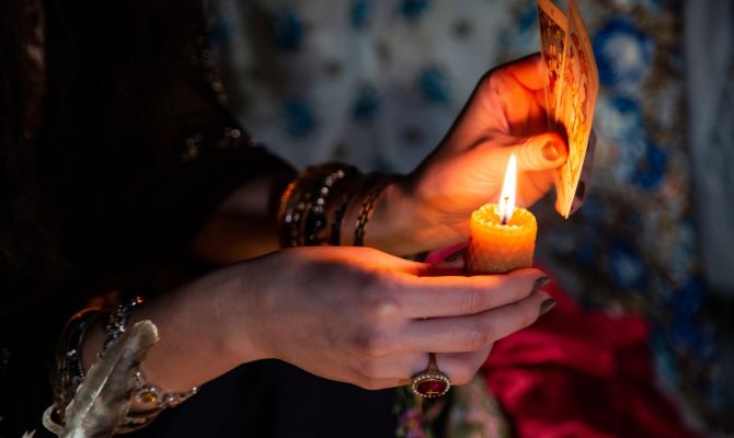 Тулячка хотела снять порчу и отдала мошенникам почти 15 тысяч рублей