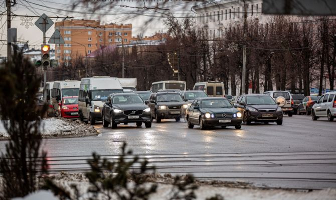 Гидрометцентр посоветовал российским водителям "переобуться"
