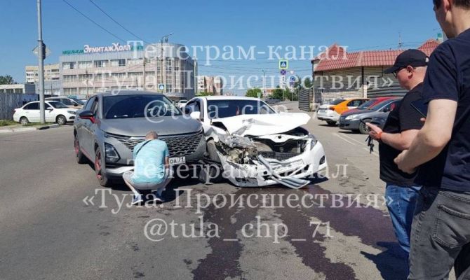 В Туле на улице Галкина столкнулись «Омода» и «Тойота»