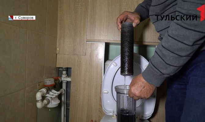В квартирах жителей Суворова из крана течет вода черного цвета