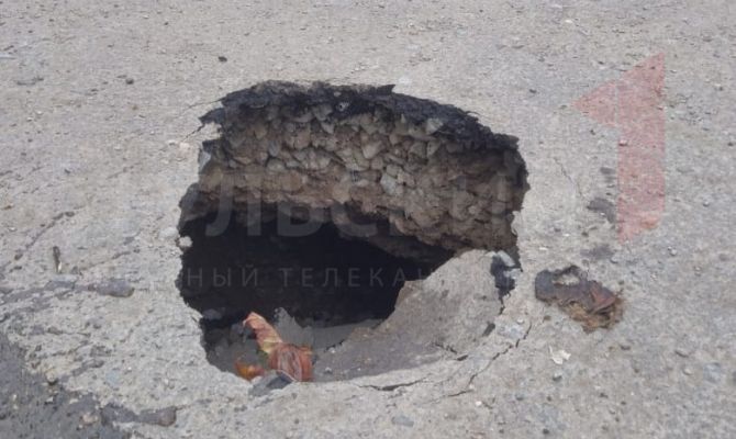 Во дворе тульской многоэтажки появилась полуметровая яма в асфальте