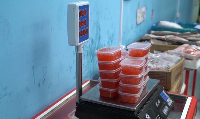 Мошенники начали устраивать "распродажи" красной икры