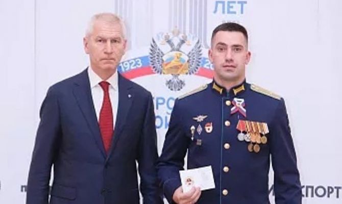 Министр спорта вручил золотой знак ГТО участнику спецоперации из Тульской области