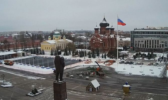 На площади Ленина в Туле началась установка новогодней елки