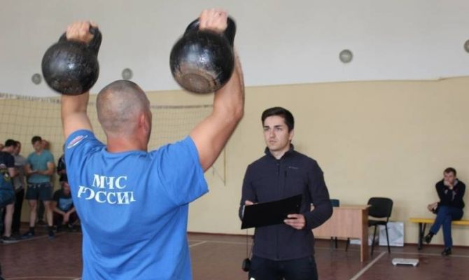 Тульские спасатели соревновались в гиревом двоеборье