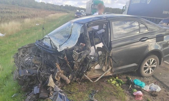 На трассе под Тулой столкнулись две легковушки и грузовик