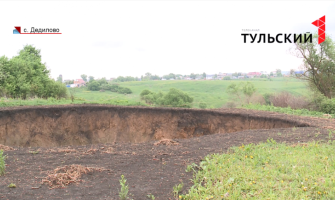 Исследователь подземелий Вадим Михайлов осмотрел воронку в селе Дедилово