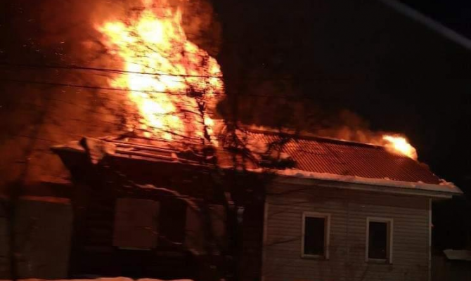 В тульском Заречье загорелся дом на двух хозяев
