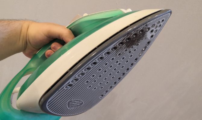 Пьяный туляк привязал мать к батарее и пытал раскаленным утюгом за отказ дать денег на алкоголь