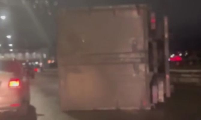 Ночью на улице Рязанской в Туле перевернулся грузовик