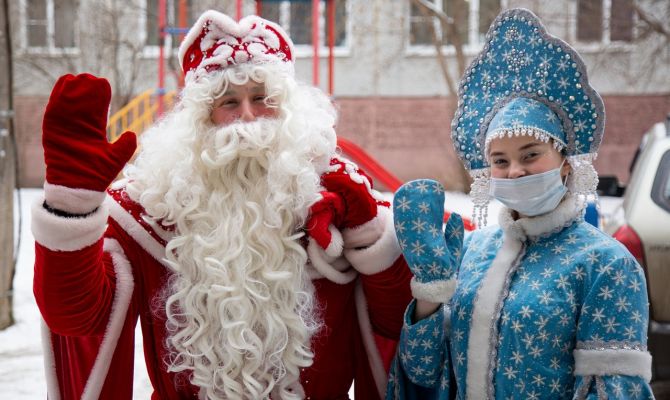 Пижамы, белье и конфеты: россияне назвали худшие подарки, которые получили на Новый год