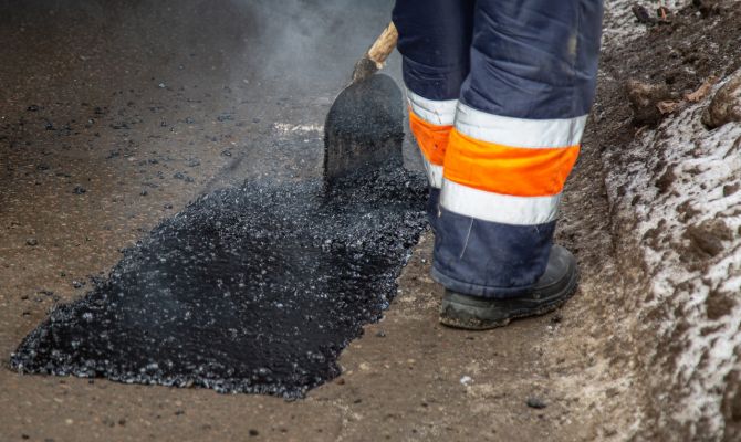 В Тульской области возобновили ямочный ремонт дорог: какие технологии применяют рабочие