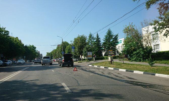 На ул. Дм. Ульянова в Туле столкнулись «БМВ» и «Хонда»