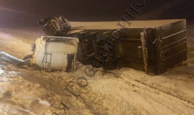  В Ефремовском районе водитель фуры потерял управление и перевернулся