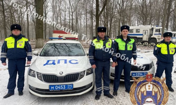 В Туле сотрудники ДПС помогли водителю, застрявшему на трассе