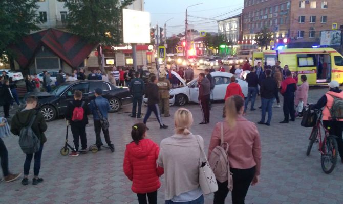 Десятки туляков собрались на месте серьёзного ДТП в Туле