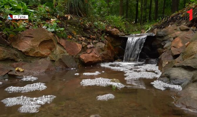 Разлив химикатов или природная аномалия: пруд в Платоновском парке Тулы покрылся белой пеной