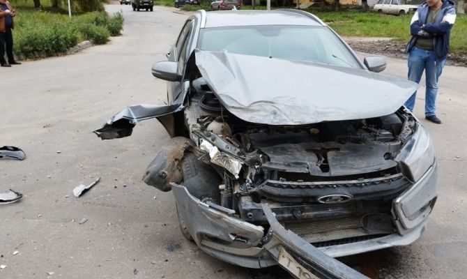 В Новомосковске при столкновении легковушки и газели пострадал ребенок