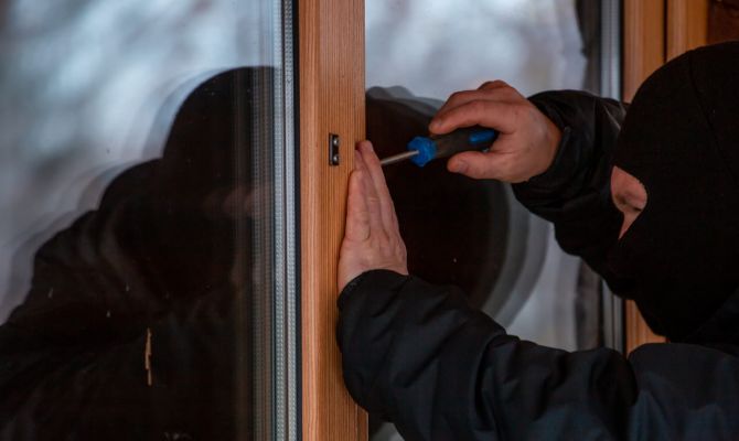 В г. Щекино пьяный мужчина забрался в чужой дом и избил хозяина 