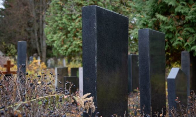 Тульские следователи выявили больше 100 случаев передачи ритуальщикам данных умерших за взятки