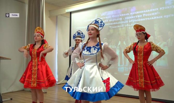 Народы России объяснили, что означают цвета их национальных костюмов