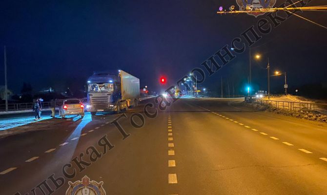 В Щекинском районе большегруз выскочил на дорогу на красный свет и врезался в легковушку