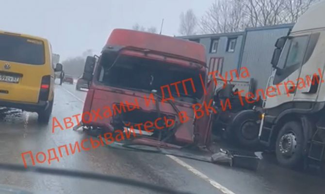 На трассе М-2 "Крым" в Тульской области столкнулись 3 грузовика: есть пострадавший