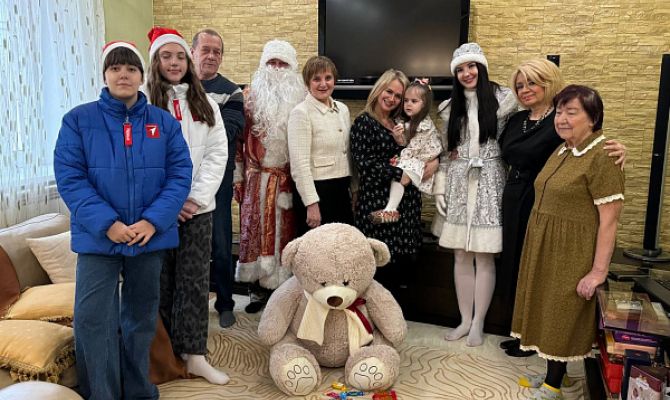 Дмитрий Миляев подарил плюшевого медведя девочке из Мариуполя