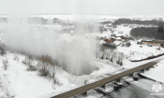 Тульские спасатели показали, как взрывают лед на реке Дон