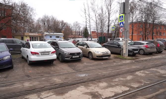 Газон или парковка: туляки запутались, где можно оставлять свои машины
