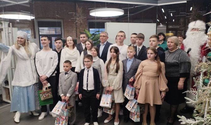 Дмитрий Миляев поздравил детей с Новым годом