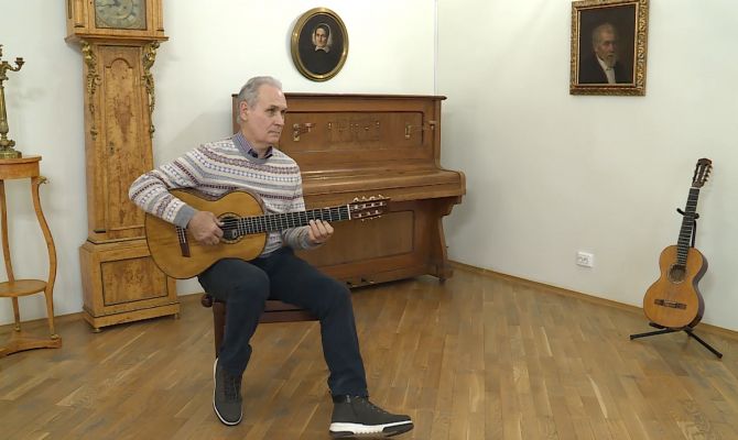 "Мне с ней хорошо": туляк возрождает старинные традиции игры на 7-струнной гитаре