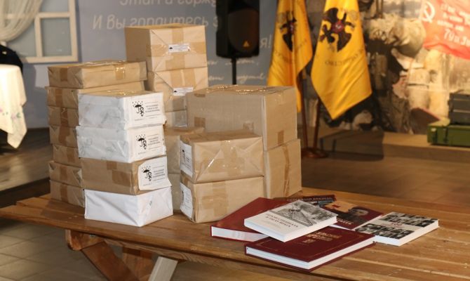 Туляки передали более 100 книг в художественный музей Донецка
