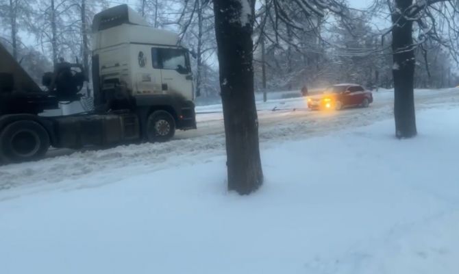 В Туле легковушка вытянула забуксовавшую на дороге фуру