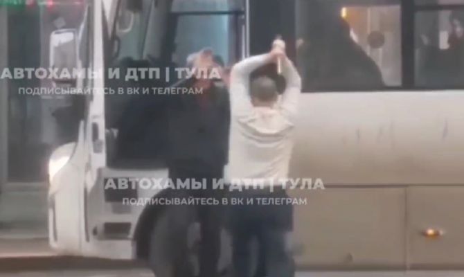 Два водителя устроили драку на улице Советской в центре Тулы