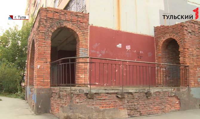 В Туле жители многоэтажки не могут избавиться от полуразвалившейся пристройки к дому