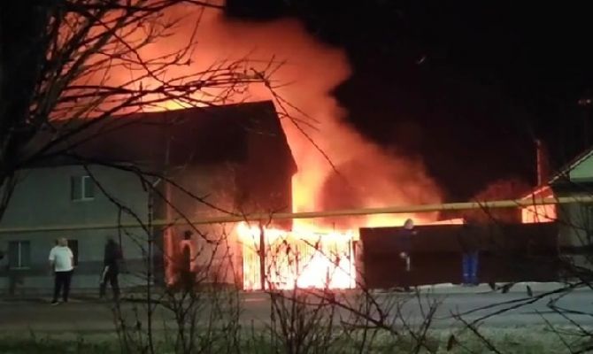 В тульском поселке Октябрьский загорелся частный дом