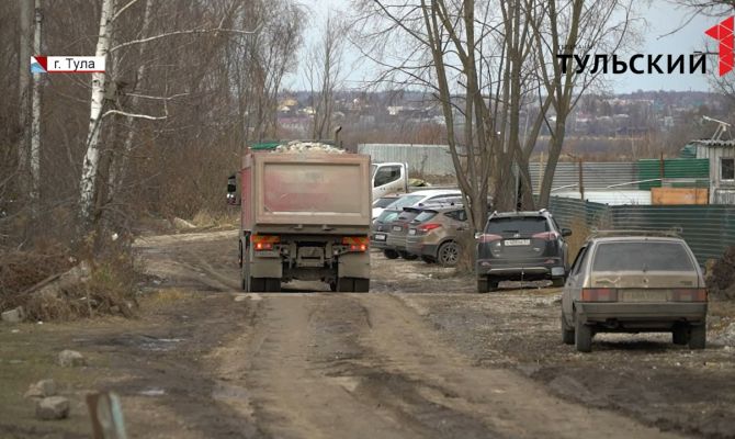 Чтобы убрать от своих домов большегрузы, жители Мясново выставили живой щит