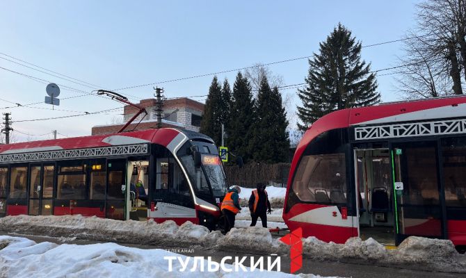 На улице Агеева в Туле встали трамваи