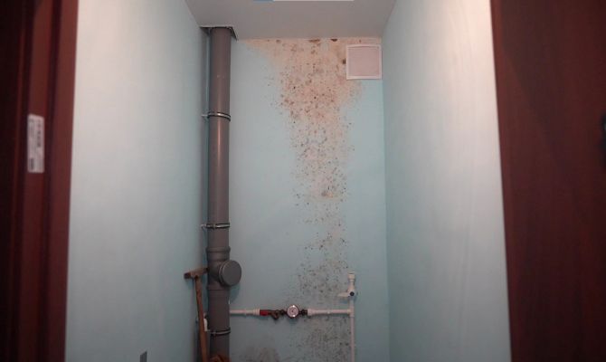 В Донском с потолка новостройки после каждого дождя течет вода