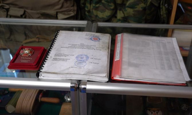 От осколков до документов: в Тулу привезли находки из катакомб завода "Азовсталь"