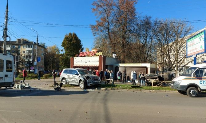 В Узловой из-за водителя Haval «ВАЗ-2106» сломал светофор и сбил пешехода